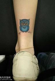 腿上美麗的小貓頭鷹紋身圖案