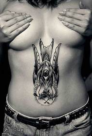 Modèle de tatouage oiseau cool alternatif abdominal