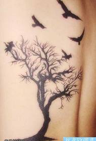 Arbore totem din spate cu model de tatuaj de pasăre
