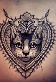 Sortgrå kat og hjerte tatoveringsmønster