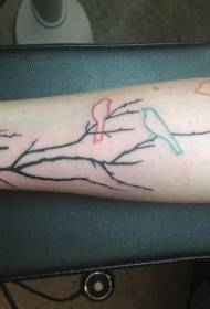 Roku zariņš ar krāsainu putnu silueta tetovējuma rakstu