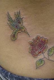 腹部蜂鳥與玫瑰紋身圖案