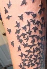 een grote groep zwarte vogel met vliegende tattoo-patronen