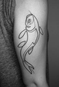 Garçons bras sur l'image de tatouage de poisson littéraire créative ligne noire