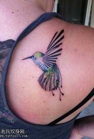 Skaists putnu tetovējums uz pleca