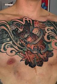 Patrón de tatuaje de búho pintado en el pecho