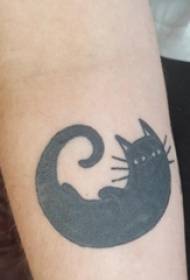 Braço de colegial na linha simples preta pequeno animal abstrato gato foto tatuagem