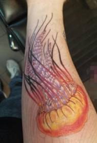 Le cosce dei ragazzi dipingono linee astratte piccole immagini di tatuaggi di meduse di animali