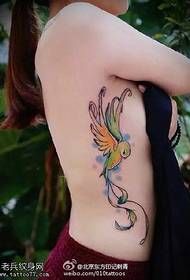 Padrão de tatuagem de pássaro bonito pintado