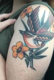 Braccio da bambino dipinto su linee semplici, pianta fiori e immagini di tatuaggi di uccelli animali