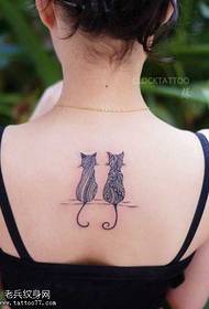Muguras personības kaķu tetovējuma modelis