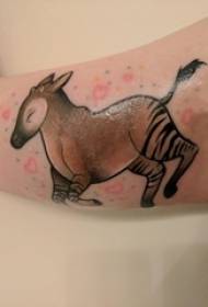 Dívčí paže malované na přechodu jednoduché linie malé zvíře tetování obrázek