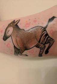 Braccio di una ragazza dipinto su una linea semplice a gradiente piccola immagine di un tatuaggio animale