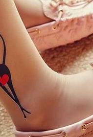 Маленький свіжий кіт татуювання візерунок на ногах