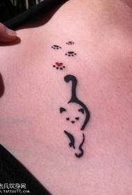 Bel tatuaggio totem gatto sulla spalla