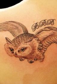 Uggla och karaktär tatuering mönster med vingar på baksidan