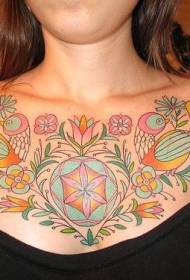 Bellissimo modello di tatuaggio di piante di uccelli sul petto