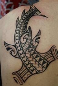Baiat spate linie neagră schiță distracție creativă linie geometrică pește totem poză tatuaj