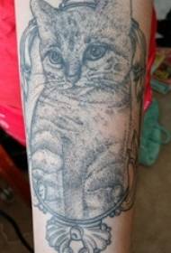 Der Arm des Jungen auf kreativem nettem spielerischem Katzentätowierungsbild der schwarzen grauen Skizze