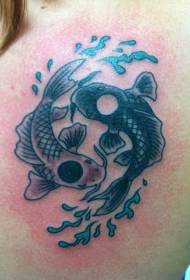 Plecu krāsas iņ un jaņ simbola zivju tetovējums