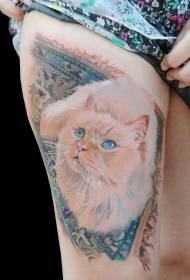 Makapahupay nga realistiko nga karpet ug puti nga sumbanan sa tattoo sa pusa