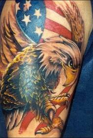 Modello di tatuaggio di colore grande aquila sulla bandiera americana