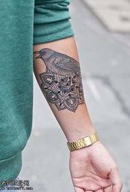 Naoružaj totem tetovaža ptica lotos uzorak