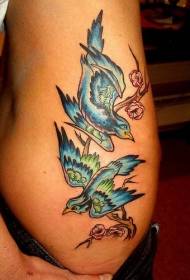 Zwei blaue Vögel mit Blumentätowierungsmuster