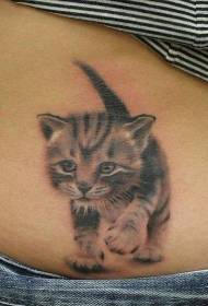 Modello di tatuaggio carino realistico a piedi gattino