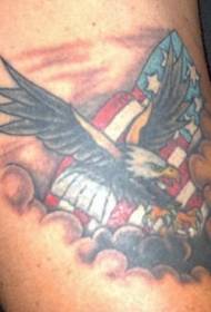 Águia patriótica e banner nuvem padrão de tatuagem