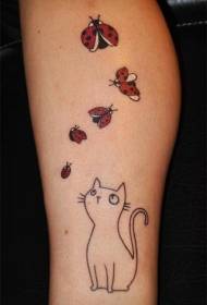 Kittenimalistic akuyang'ana mawonekedwe a tattoo ya ladybug
