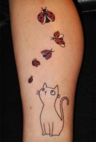 Gatinho minimalista, olhando para o padrão de tatuagem de joaninha