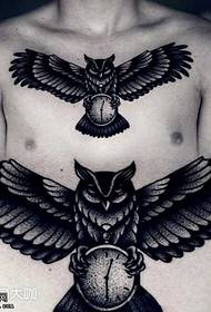 Patrón de tatuaje de búho negro en el pecho