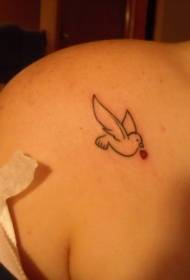 Mala ptica s crvenim srčanim uzorkom tetovaže