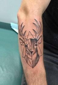 Braccio da ragazzo su punto grigio nero spina linea geometrica semplice cucitura foto di piccoli animali cervi tatuaggio