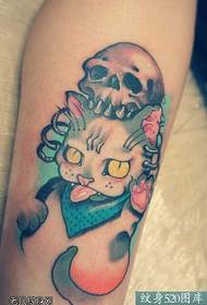 Padrão de tatuagem de gato de cor de perna