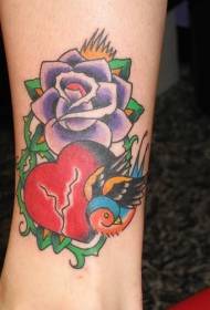 Festett virágok szív alakú madár tetoválás mintával