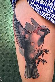Modello di tatuaggio classico uccello coscia