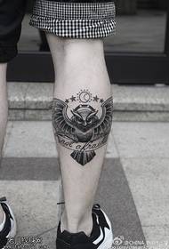 Kaunis pöllön tatuointikuvio jaloissa