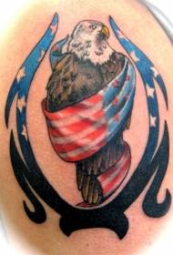 Adler eingewickelt im Tätowierungsmuster der amerikanischen Flagge und des Stammes- Totems