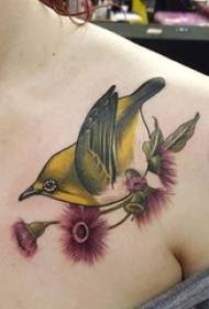 Vajzat e shpatullave të vajzave pikturuan linja abstrakte me lule dhe fotografi tatuazhe zogjsh