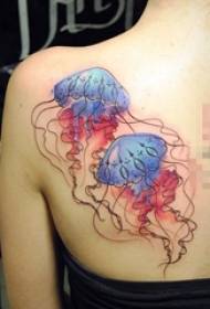 背面の女子高生は抽象的な線の小動物のクラゲのタトゥーの写真を描いた