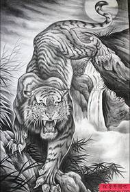 Modello manoscritto tatuaggio tigre in discesa