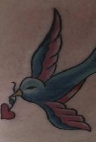 Le cosce della scolaretta hanno dipinto linee semplici a forma di cuore geometrica e immagini di tatuaggi di uccelli