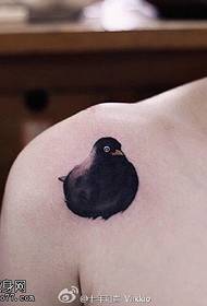 Memikul pola tato burung hitam