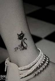 足にかわいいトーテム猫のタトゥーパターン