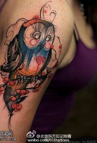 Na ramenu obojen uzorak tetovaže sova