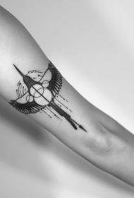 Big mudellu neru di tatuatu di uccellu grossu