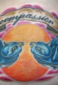 Deux oiseaux et un motif de tatouage au soleil à la taille