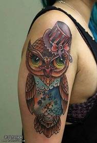 Wzór tatuażu sowa w kolorze ramienia